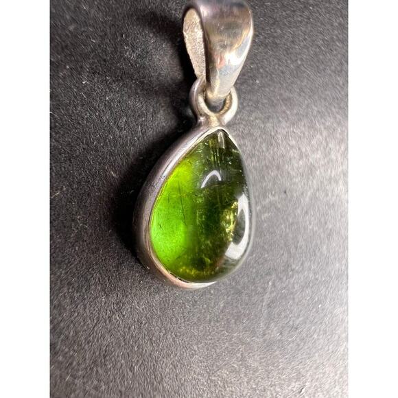 NEW Green tourmaline teardrop sterling silver pendant 1.74 grams - Picture 1 of 13